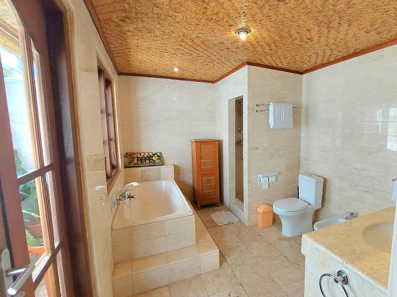 Nusa Indah Bungalows Candidasa image
