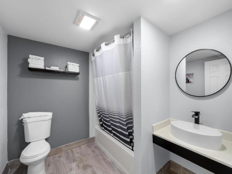 Admiralty Inn & Suites - A Red Collection Hotel image