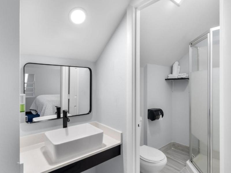 Admiralty Inn & Suites - A Red Collection Hotel image