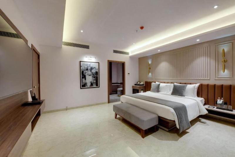 DOUBLE CITY VIEW KING BED