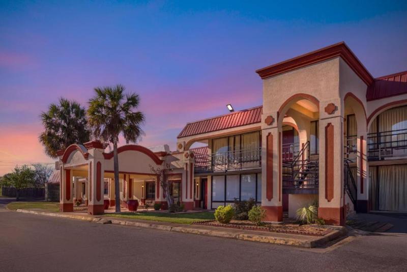 Hometowne Studios Montgomery Midtown