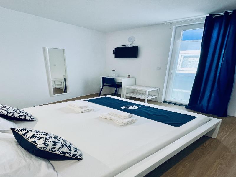 Patenope Hostel And Suites image