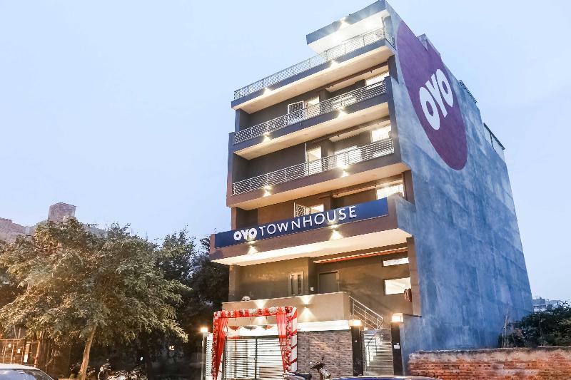 Super Townhouse Rohini Sector 23