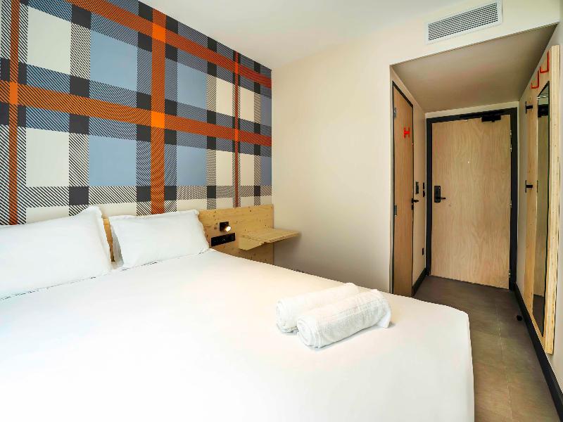 easyHotel Marseille Euromed image