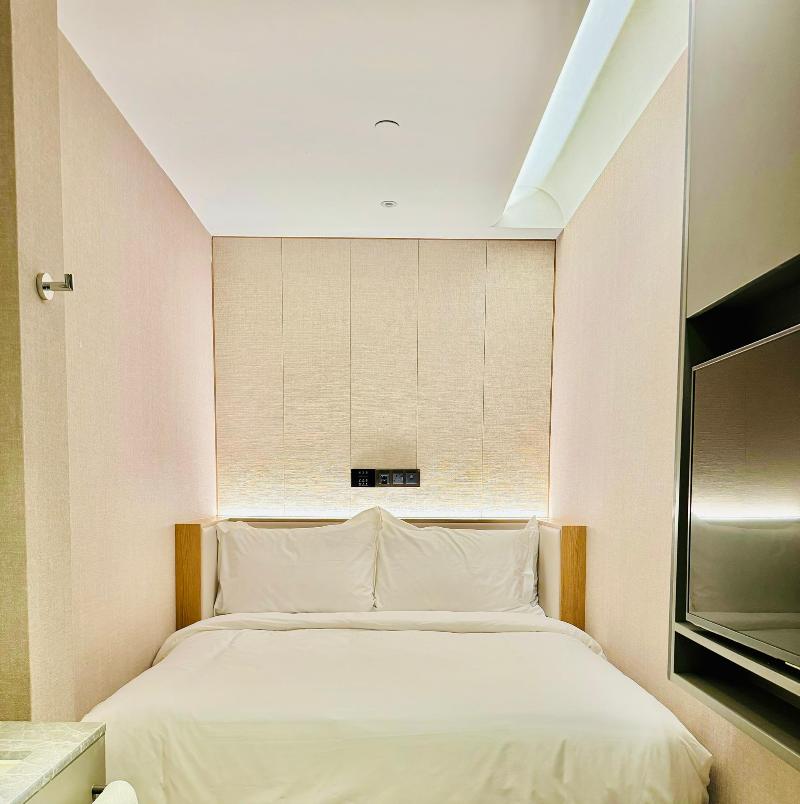 Claude Hotel image