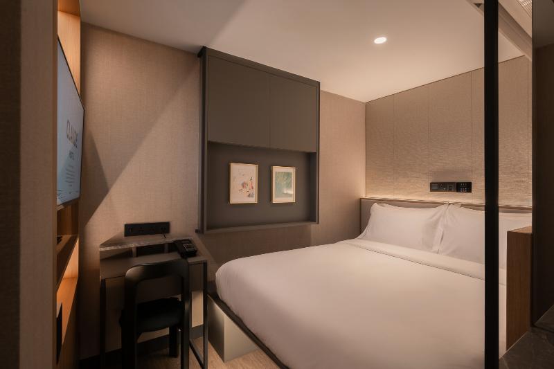 Claude Hotel image