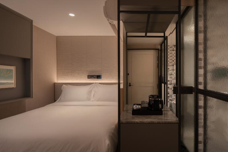Claude Hotel image