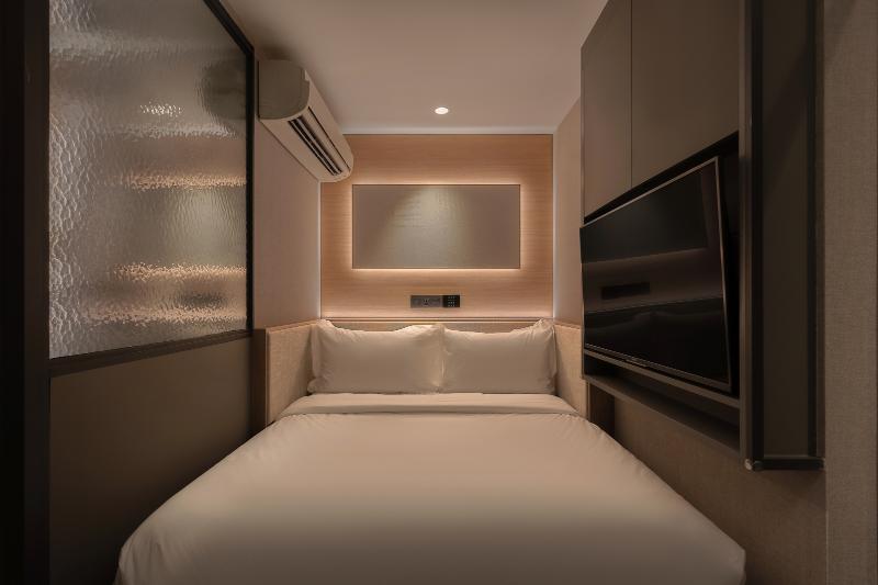 Claude Hotel image