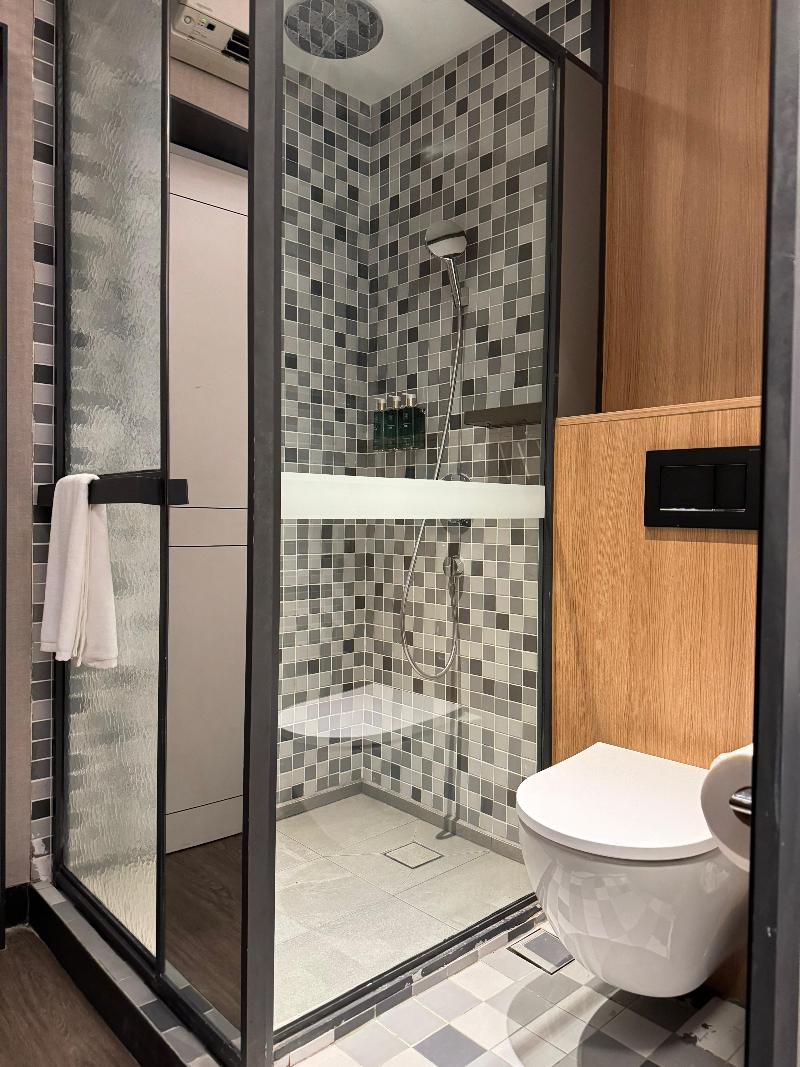 Claude Hotel image
