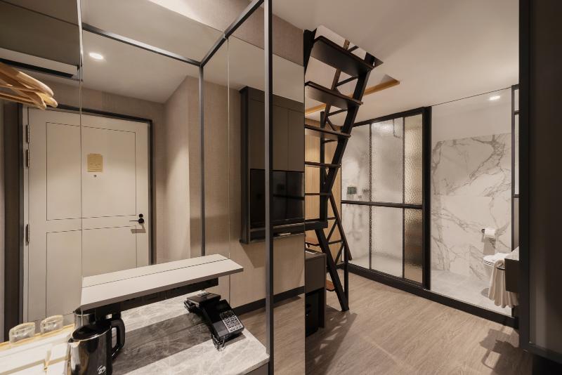 Claude Hotel image