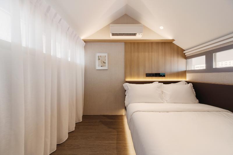 Claude Hotel image