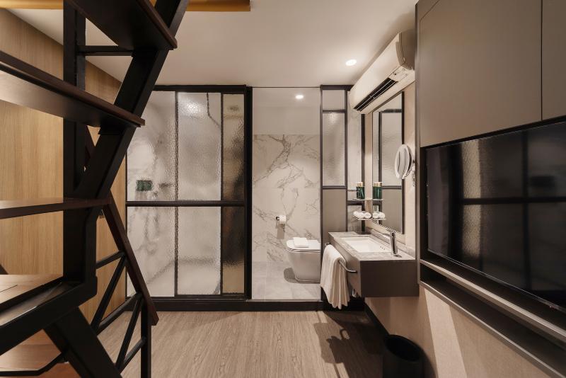 Claude Hotel image