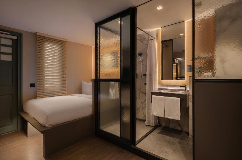 Claude Hotel image