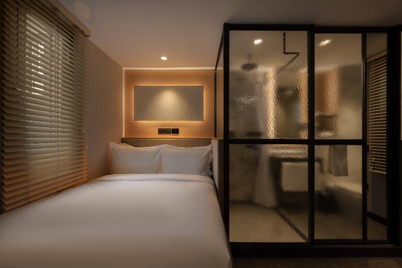 Claude Hotel image