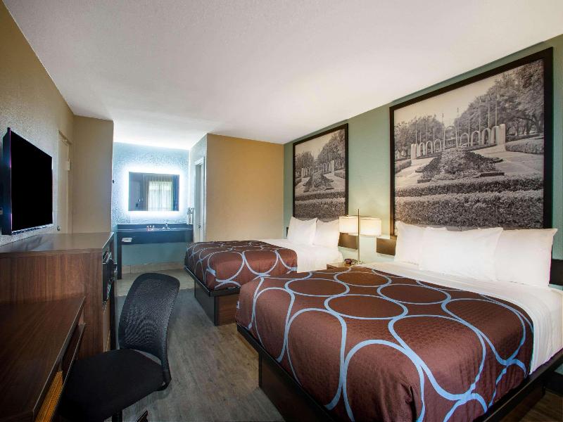 Super 8 by Wyndham Mobile I-65 image