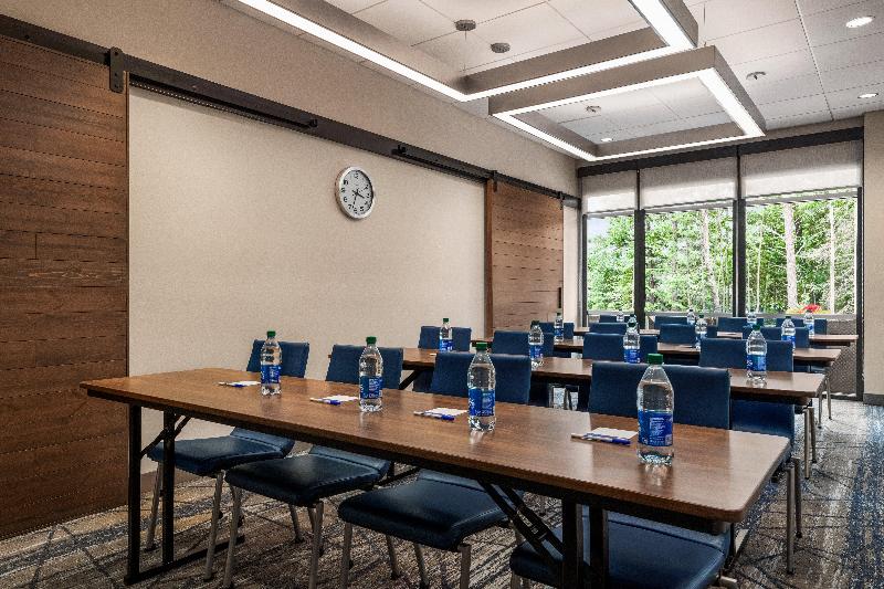 Holiday Inn Express & Suites Rhinelander By IHG image