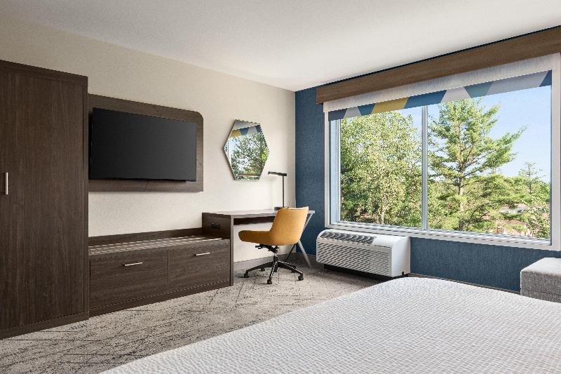 Holiday Inn Express & Suites Rhinelander By IHG image