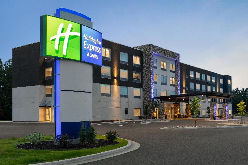 Holiday Inn Express & Suites Rhinelander By IHG image