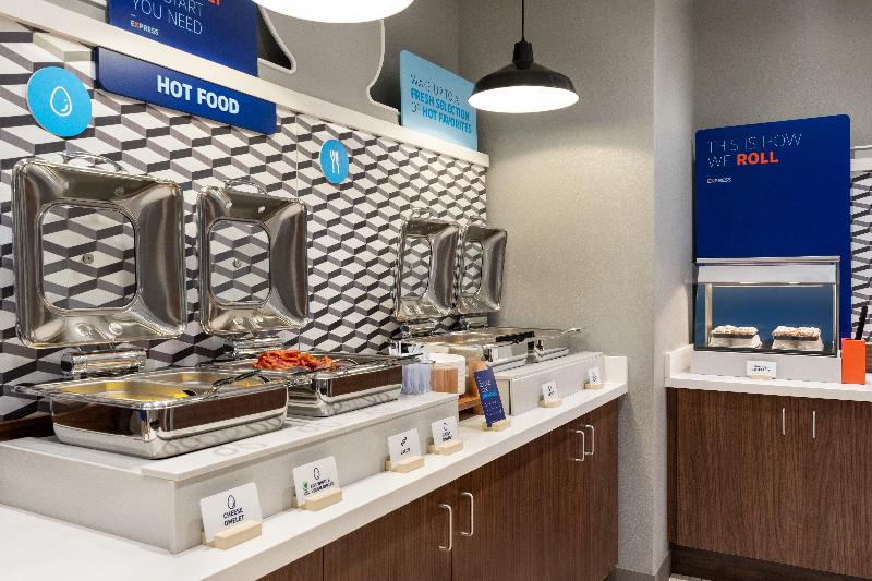 Holiday Inn Express & Suites Rhinelander By IHG image