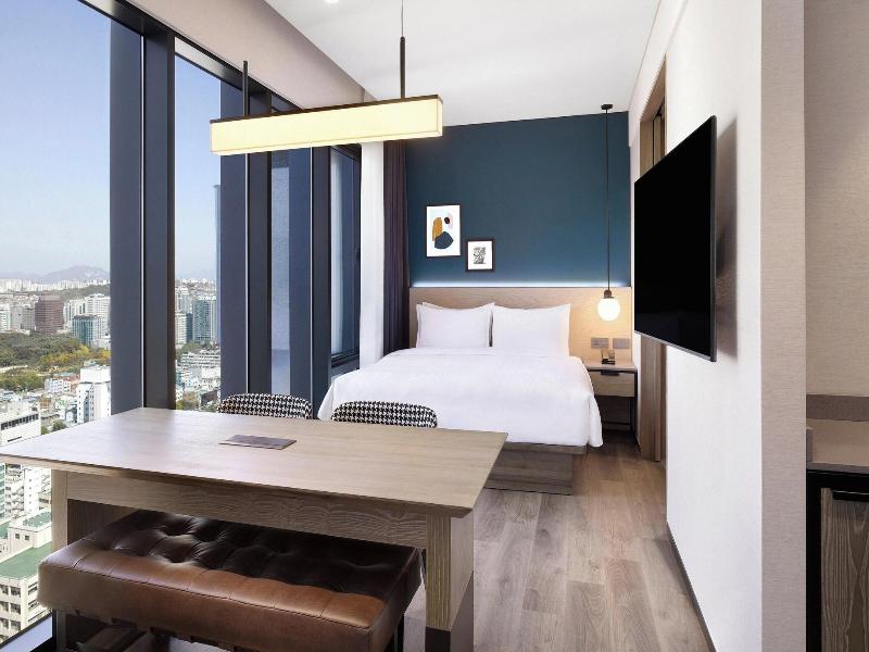 DOUBLE DELUXE CITY VIEW KING BED