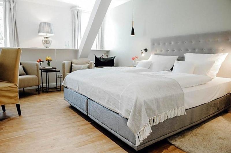 Romantik Hotel Kv?llners Landhaus image