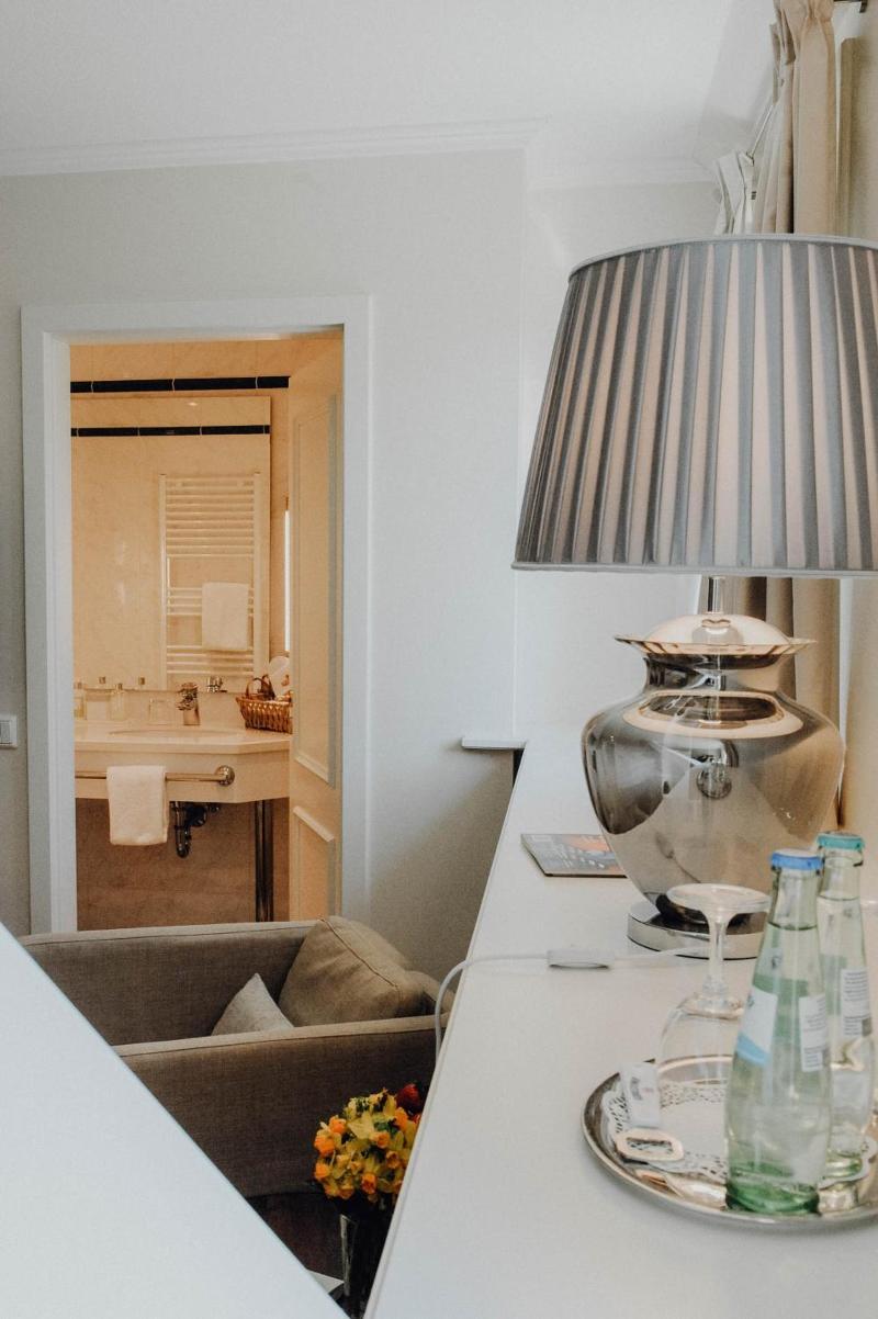 Romantik Hotel Kv?llners Landhaus image