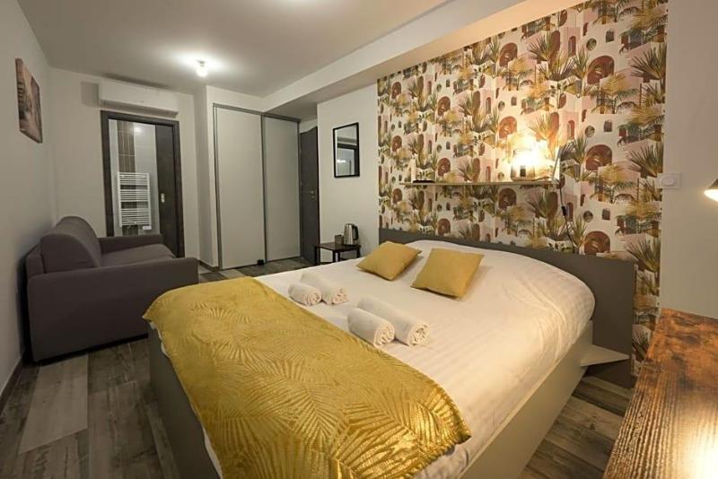 Hotel De La Croisee image
