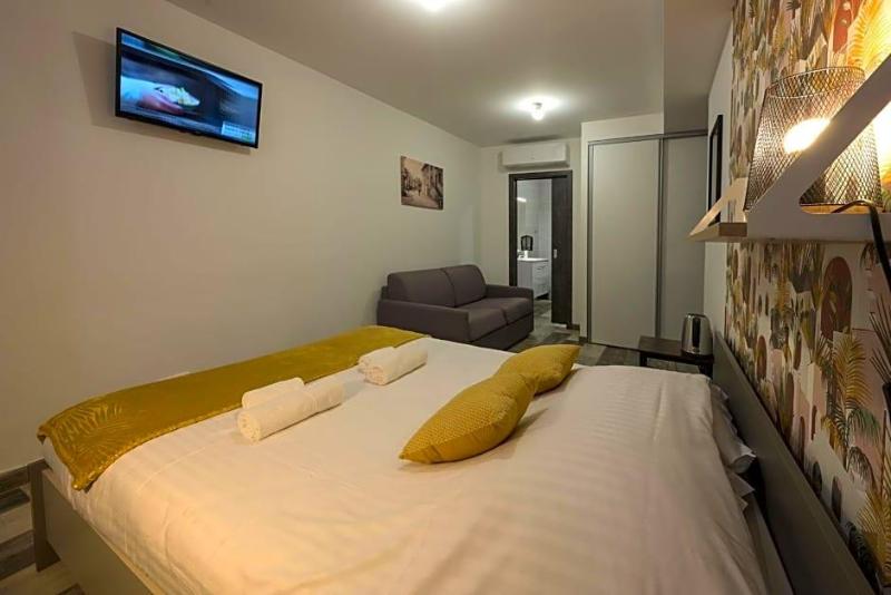 Hotel De La Croisee image