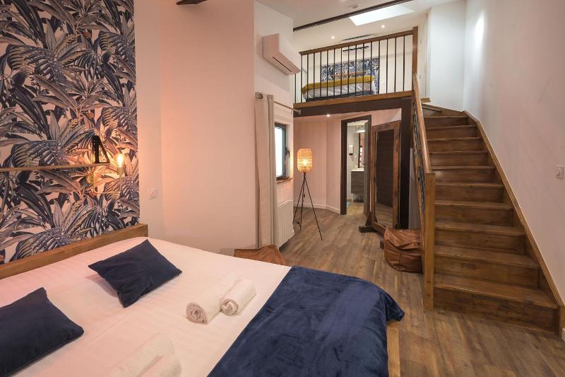 Hotel De La Croisee image
