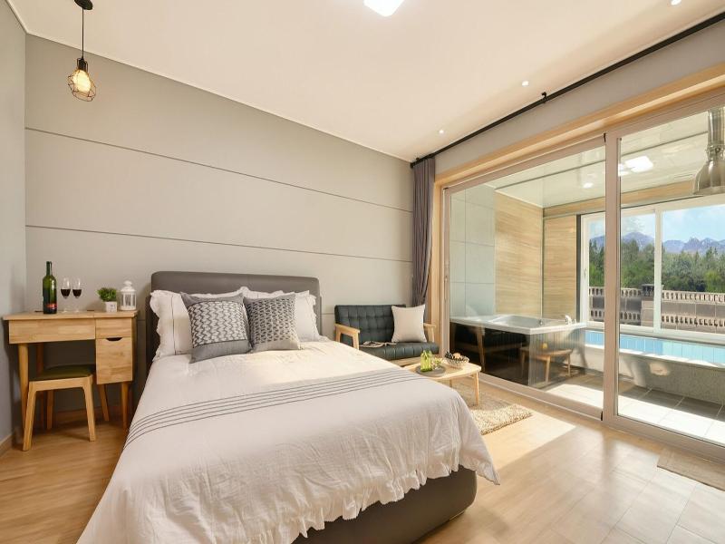 Sokcho Lasso Pool Villa Pension