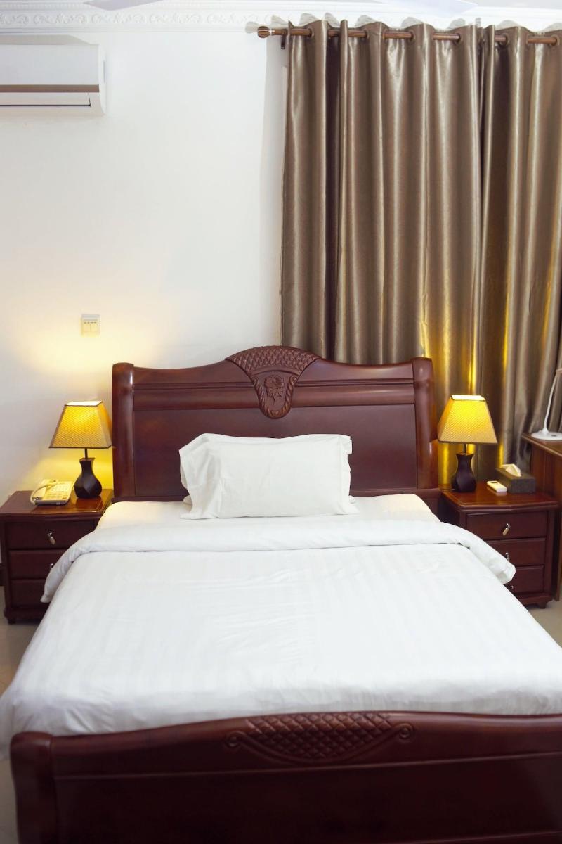 Kingsbridge Royale Hotel image
