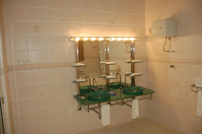 Kingsbridge Royale Hotel image