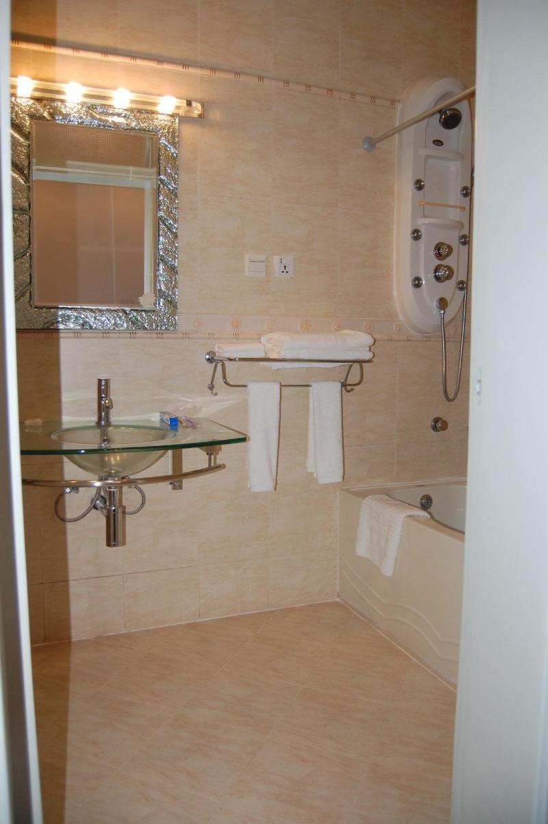 Kingsbridge Royale Hotel image