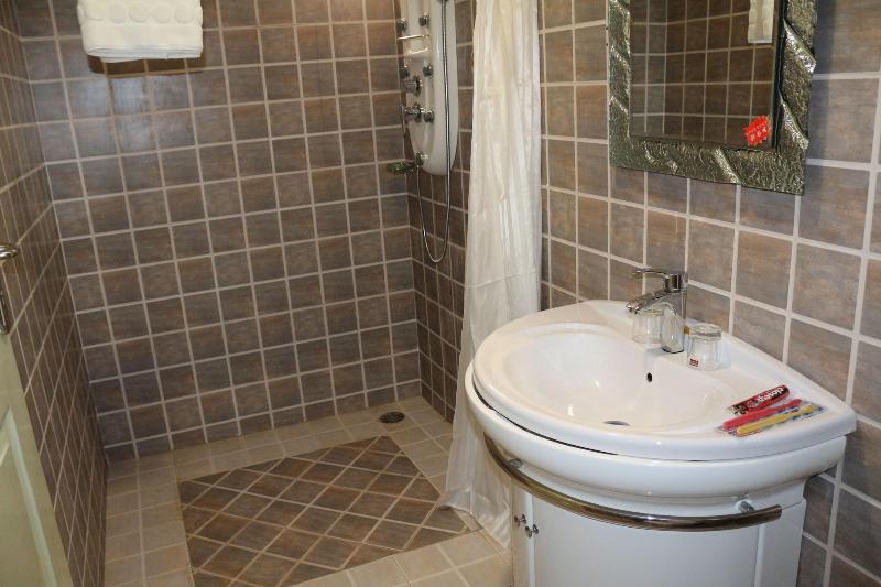 Kingsbridge Royale Hotel image