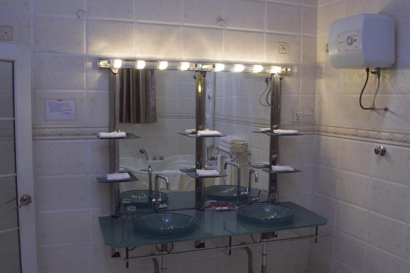 Kingsbridge Royale Hotel image