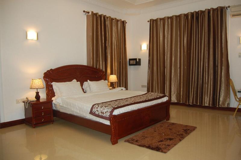 Kingsbridge Royale Hotel image