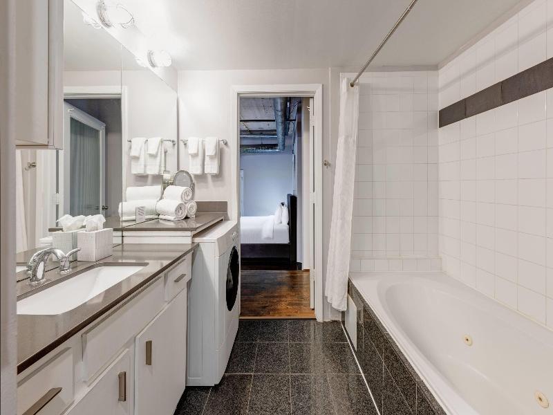 Reside Houston Downtown A Wyndham Residence image