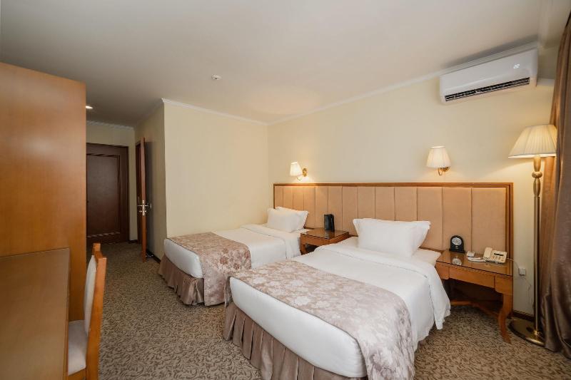 DOUBLE DELUXE KING BED