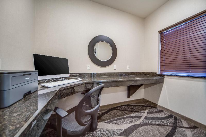 Cobblestone Hotel Suites Cozad image