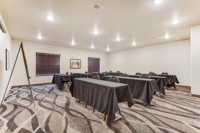 Cobblestone Hotel Suites Cozad image