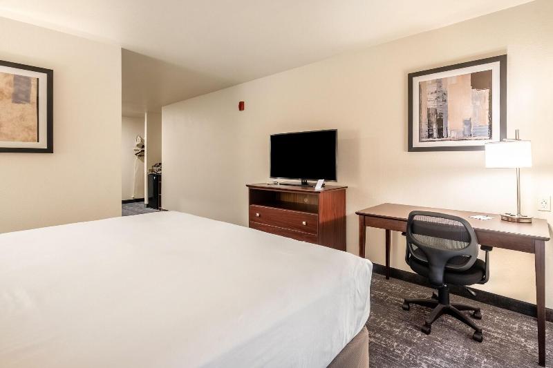 Cobblestone Hotel Suites Cozad image
