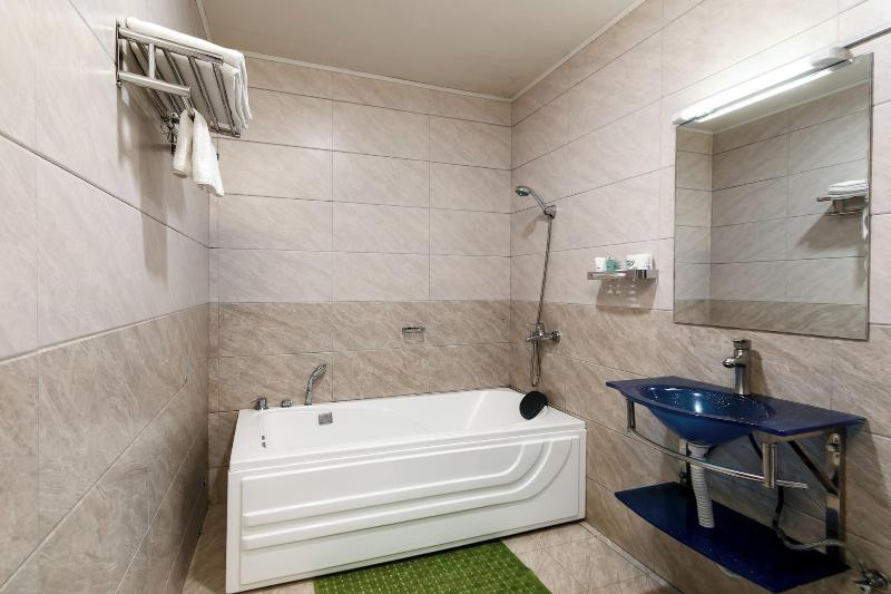 Russel Hotel image