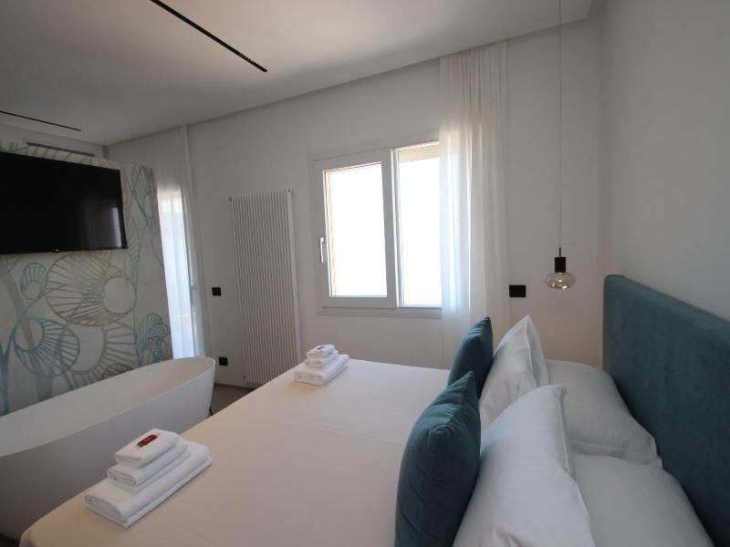 B B Le Suites Di Costanza image