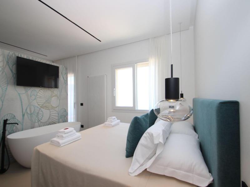 B B Le Suites Di Costanza image