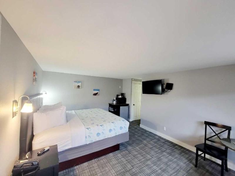 Beachfront Manor Hotel image