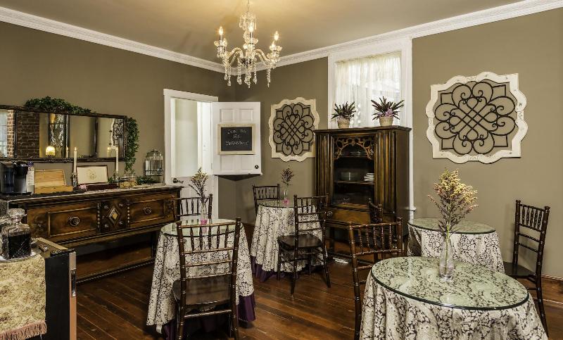 Carriage Way Inn