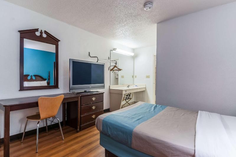 Motel 6 Southgate Mi Detroit image