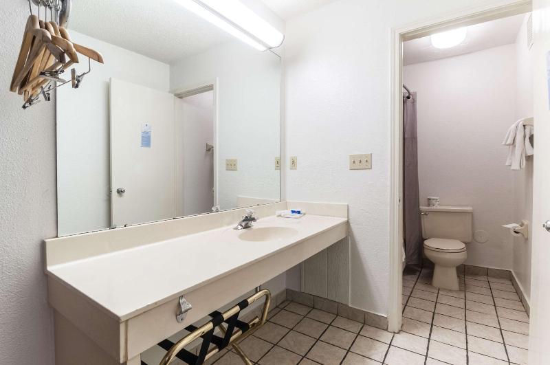 Motel 6 Southgate Mi Detroit image