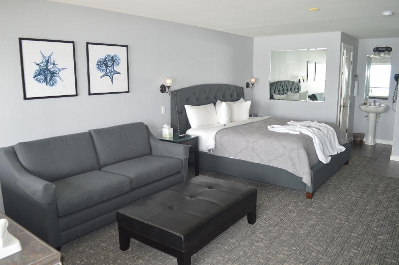 Starfish Manor Oceanfront Hotel image