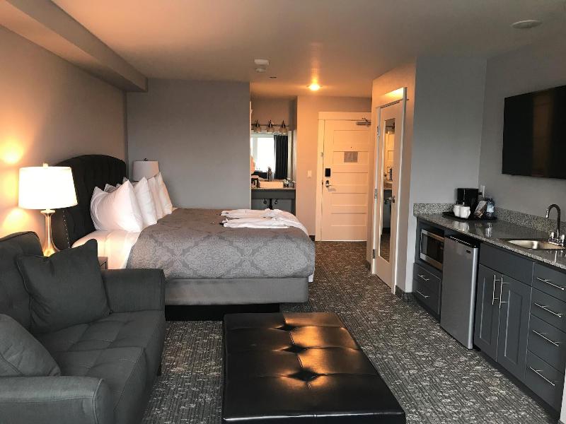 Starfish Manor Oceanfront Hotel image